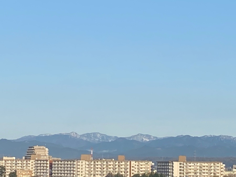 秩父連山にもうっすらと雪がかぶっていますね