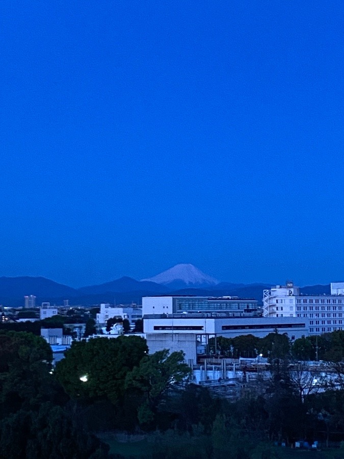昨日の朝4:46分の富士山　日の出前のこの青さ