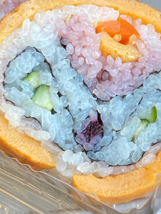 草刈り後の特急の中で食べた大多喜町の巻き寿司