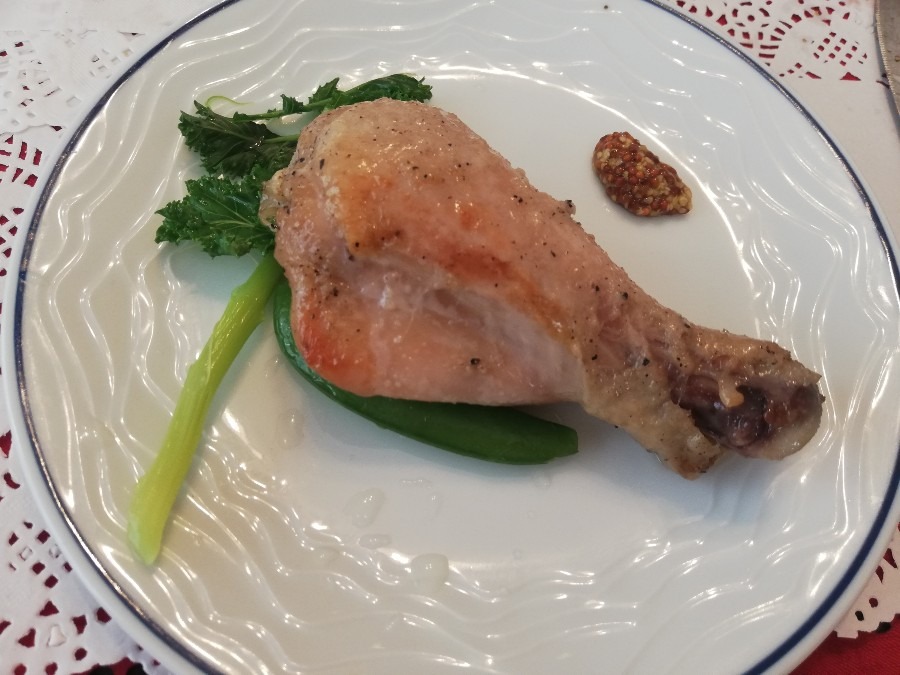 メイン 骨付き鶏もも肉 ほろほろのコンフィ