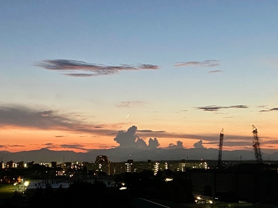 夏の夕暮れの空　空って不思議な絵を描いてくれます　美しく