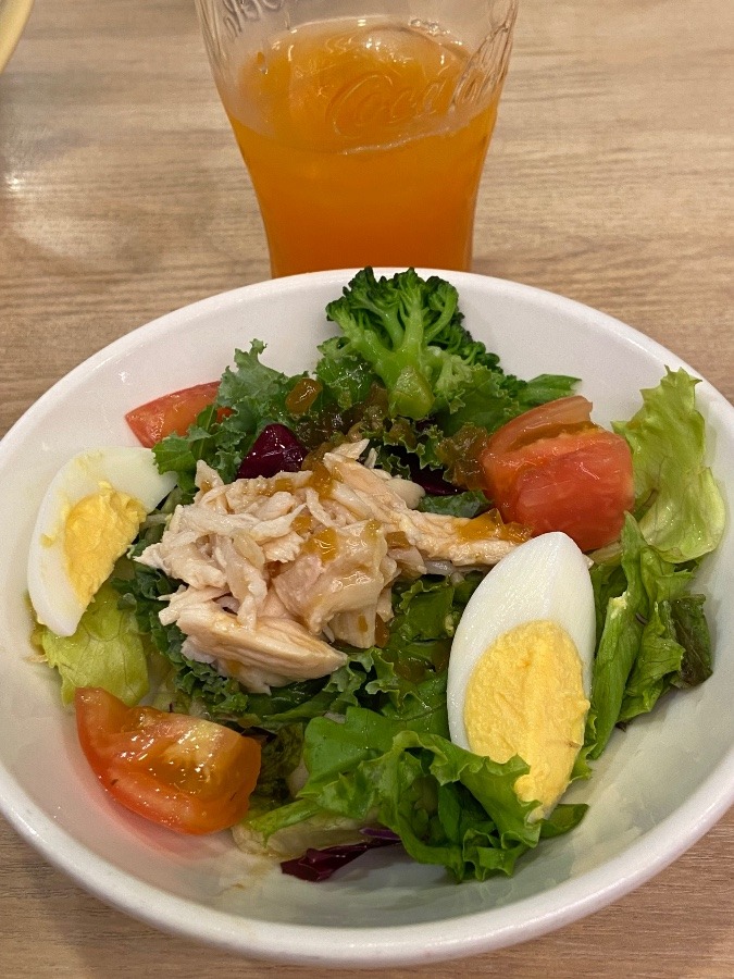 夏の暑い日は新鮮な野菜サラダとツナと🥚
