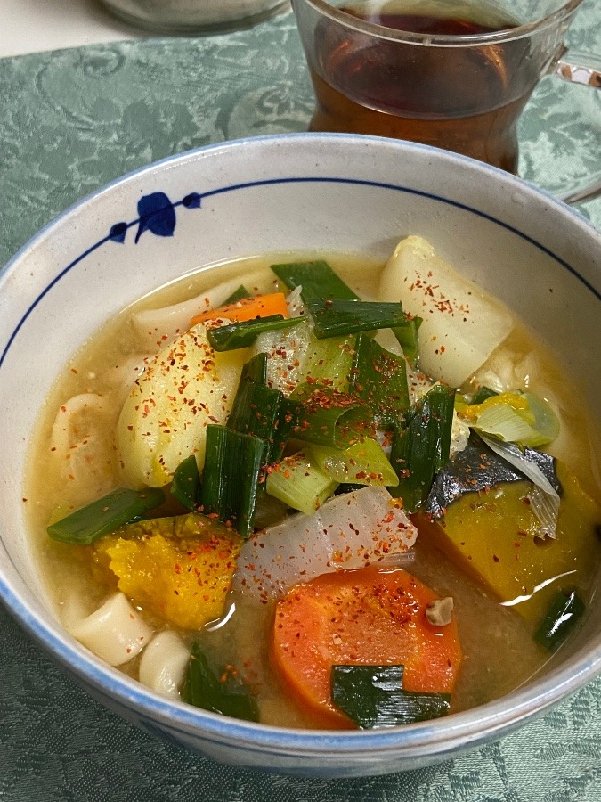 酷暑の夜は熱いほうとうに喰らいつく　美し