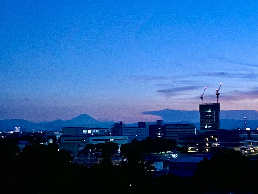 酷暑の夕暮れの富士山　暑かったですよね　登山者の無謀な行動は慎んでもらいたい